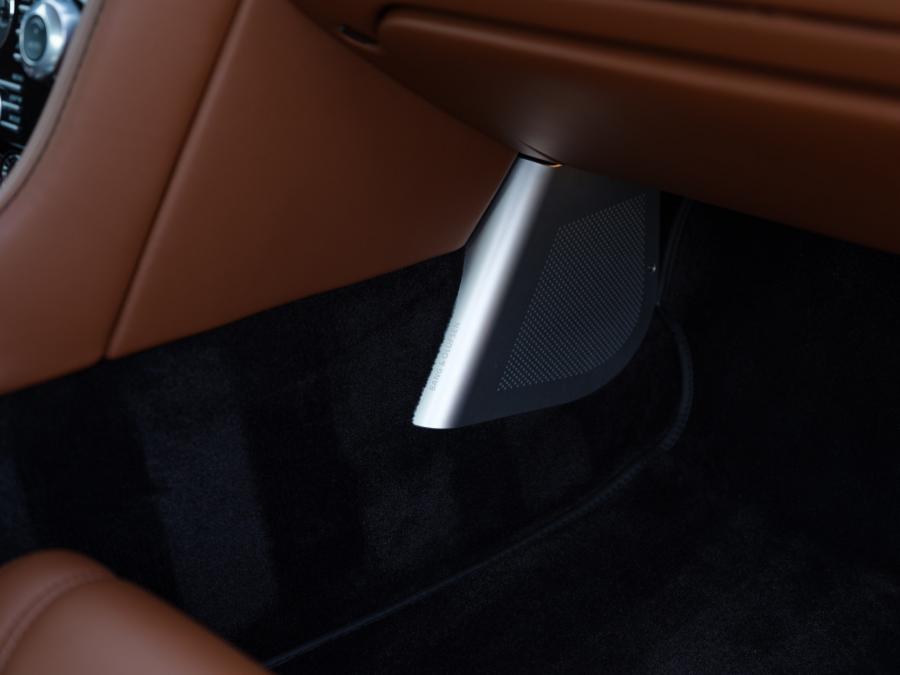 Детали интерьера Aston Martin DBS 2012 года  (фото 33 из 53)